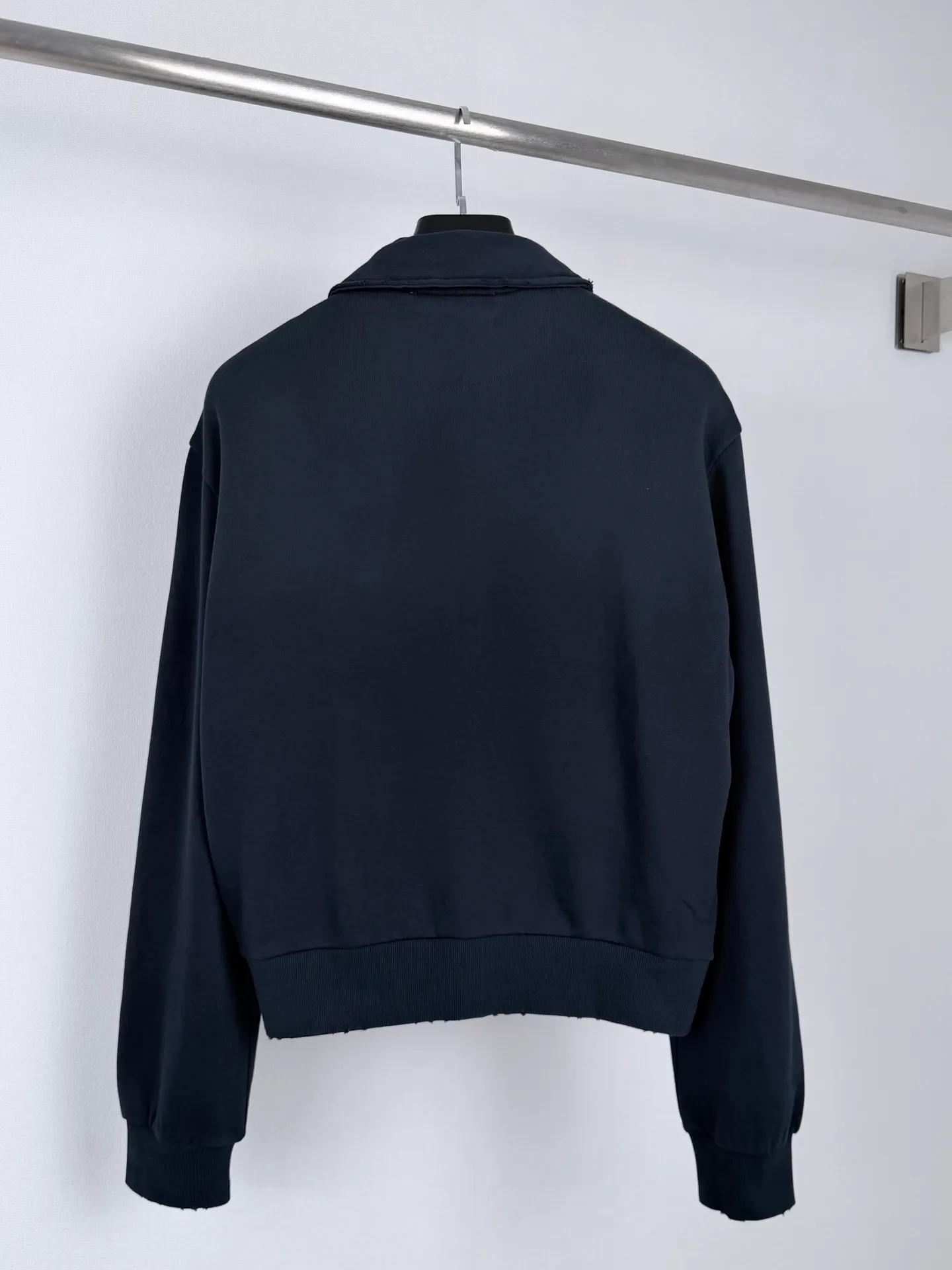 Acne Studios logo-printed distressed jacket, custom-made Twilight Cloud woven fleece, fine and plump, soft and skin-friendly, charcoal matte black ready-to-wear, delicate velvet feel spreads out in a calm background, revealing an unobtrusive sense of relaxation and luxury. The neat lapel connects to the full-zip placket to outline a simple and elegant silhouette. The Acne Studios logo stamp is engraved on the front, and the Retro imprint wraps up the natural old texture in every square inch. Writing a chapter that traces the origin of the brand rooted in Stockholm. The ribs tightly lock the cuffs and hem to stabilize the silhouette of the body. The short loose version is free and easy. Abandon unnecessary carvings. Use simple outlines and Retro imprints to interpret the unique Nordic philosophy of quiet luxury dressing. Process 1: Imported paddle hollow printing process. Imported paste is matched with hollow screen fixed-point scraping printing. The pulp layer is transparent. The pattern has its own mottled and broken texture. Excellent fastness and not easy to crack, restores the worn texture of Retro. Process 2: Gradient aged spray process. By spraying dyes of different colors on the surface of the fabric, the clothes can show rich color changes under different lights and increase the visual layering. Process 3: Positioned manual fraying. Local friction and wear on the fabric through manual operation. The surface of the fabric will form a natural damage effect. Time-consuming and labor-intensive. Daily output is low. Process 4: The fabrics have been fermented and washed. The texture is better and not easy to deform. Not easy to shrink, not easy to fade, maintain long-term beauty Accessories: Customized 1:1 Acne zipper Customized 1:1 Acne trademark Version: Loose version Size: S M L XL